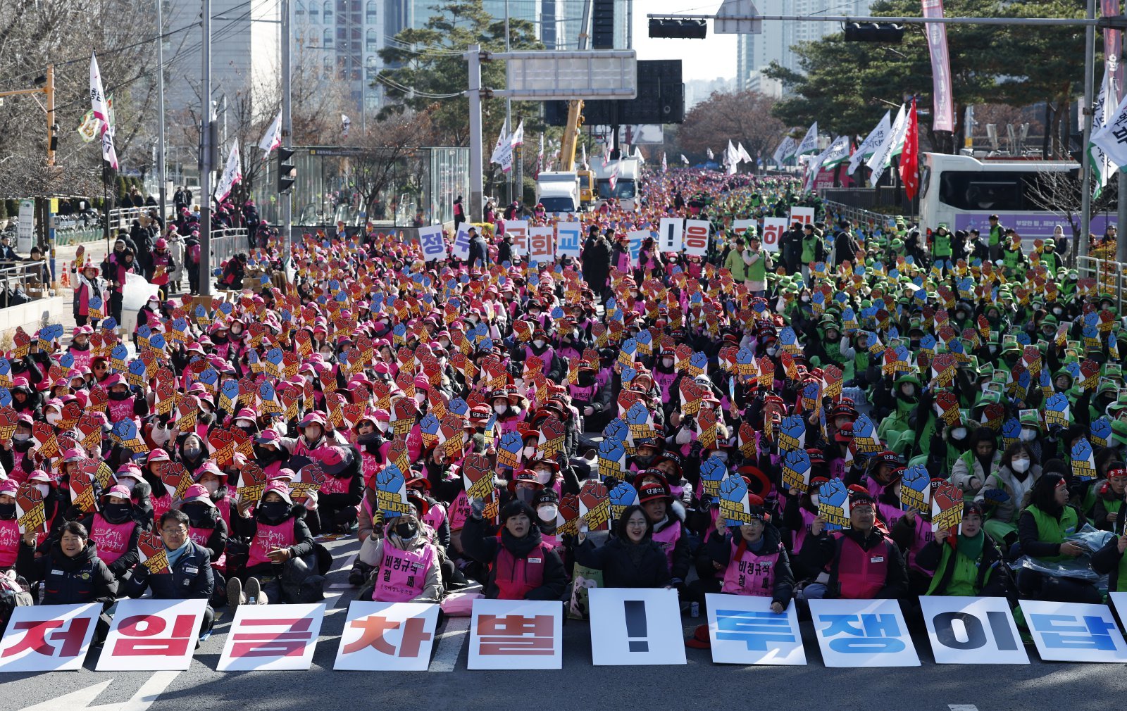 전국교육공무직본부, 전국여성노동조합, 전국학교비정규직노동조합으로 구성된 전국학교비정규직연대회의 조합원 등이 4일 오후 서울 여의도 국회의사당 인근에서 가진 전국학교비정규직연대회의 2차 총파업대회에서 손피켓을 들어 구호를 외치고 있다. 전국학교비정규직연대회의는 저임금 차별 철폐와 학교급식법 개정 및 종합대책 마련, 교육공무직 제도화 등을 요구했다. 2025.12.4 ⓒ 뉴스1