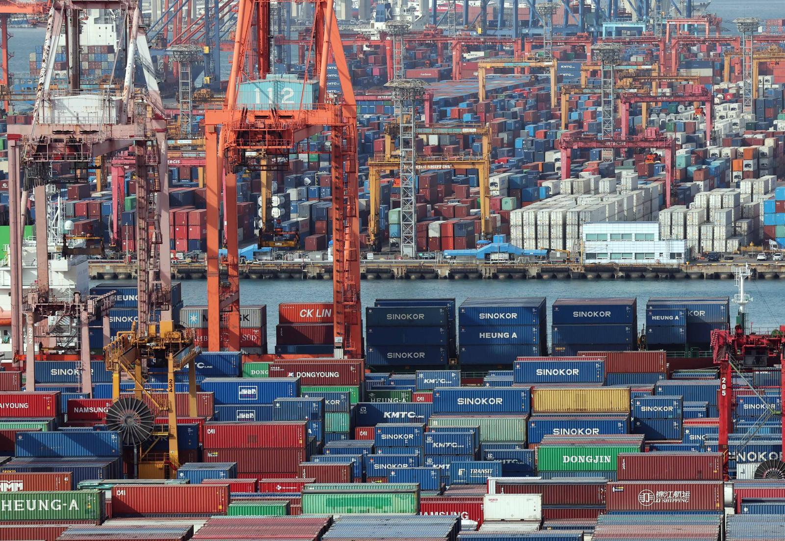 6일 부산 남구 신선대(사진 아래) 및 감만(위) 부두 야적장에 수출입 컨테이너가 쌓여 있다.    한국은행은 지난해 경상수지 흑자 규모가 1230억5000만 달러로, 연간 기준 사상 최대치를 기록했다고 밝혔다. 2026.02.06. 뉴시스