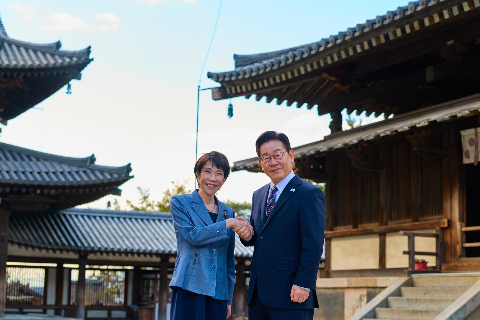 이재명 대통령과 다카이치 사나에 일본 총리가 지난 1월 14일 일본 나라현 호류지를 방문해 기념촬영을 하고 있다. (공동취재) 2026.1.14 ⓒ 뉴스1