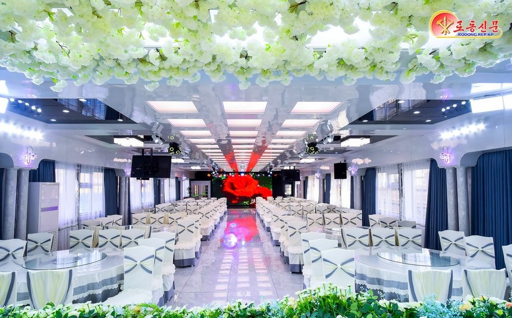 북한 노동당 기관지 노동신문은 7일 대동강에서 현대적인 봉사선 ‘와우봉’호가 띄워졌다고 보도했다. 내부 연회장의 모습. 평양 노동신문=뉴스1