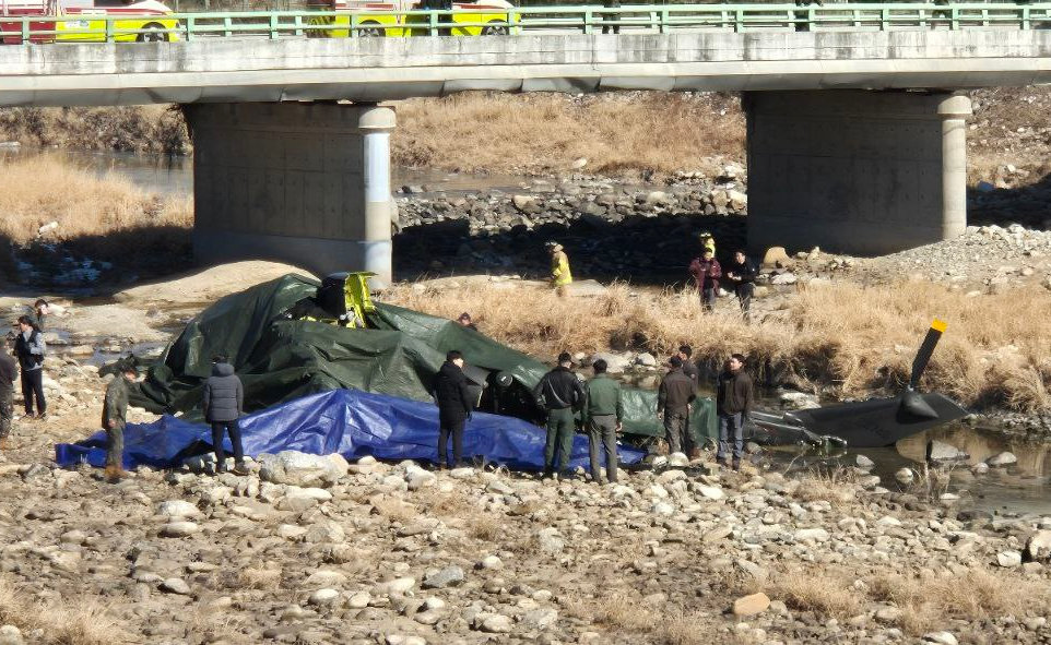 9일 경기 가평군에서 훈련 중이던 육군 코브라 헬기가 추락해 군과 소방 당국이 사고 수습 작업을 벌이고 있다. 일요신문 제공