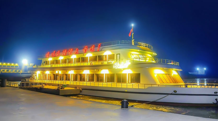 북한 노동당 기관지 노동신문은 7일 대동강에서 현대적인 봉사선 ‘와우봉’호가 띄워졌다고 보도했다. 평양 노동신문=뉴스1