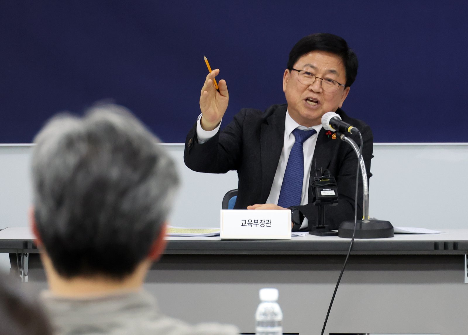 최교진 교육부 장관이 지난 22일 세종시 정부세종청사에서 열린 취임 100일 출입기자단 간담회에서 질문에 답하고 있다. 2025.12.23. 세종=뉴시스