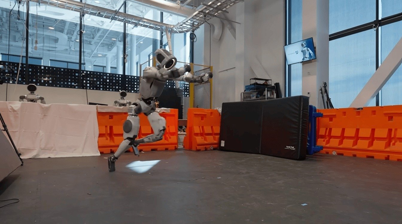 현대차그룹 로봇 계열사 보스턴다이나믹스의 휴머노이드 로봇 아틀라스가 엎돌기와 백 텀블링을 연속으로 시연하는 모습. 현대차그룹 제공