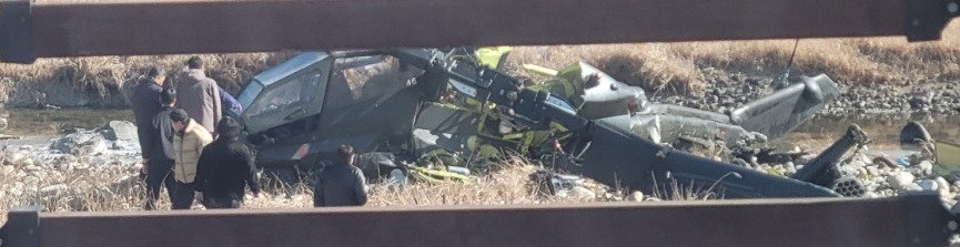 9일 오전 11시 4분께 경기 가평군 조종면 현리 신하교 인근에 추락한 군 헬기가 반파된 모습. 이 사고로 조종사 등 탑승자 2명이 심정지 상태로 심폐소생술을 받으면서 병원에 이송됐다. (독자제공 사진). 2026.2.9/ ⓒ 뉴스1