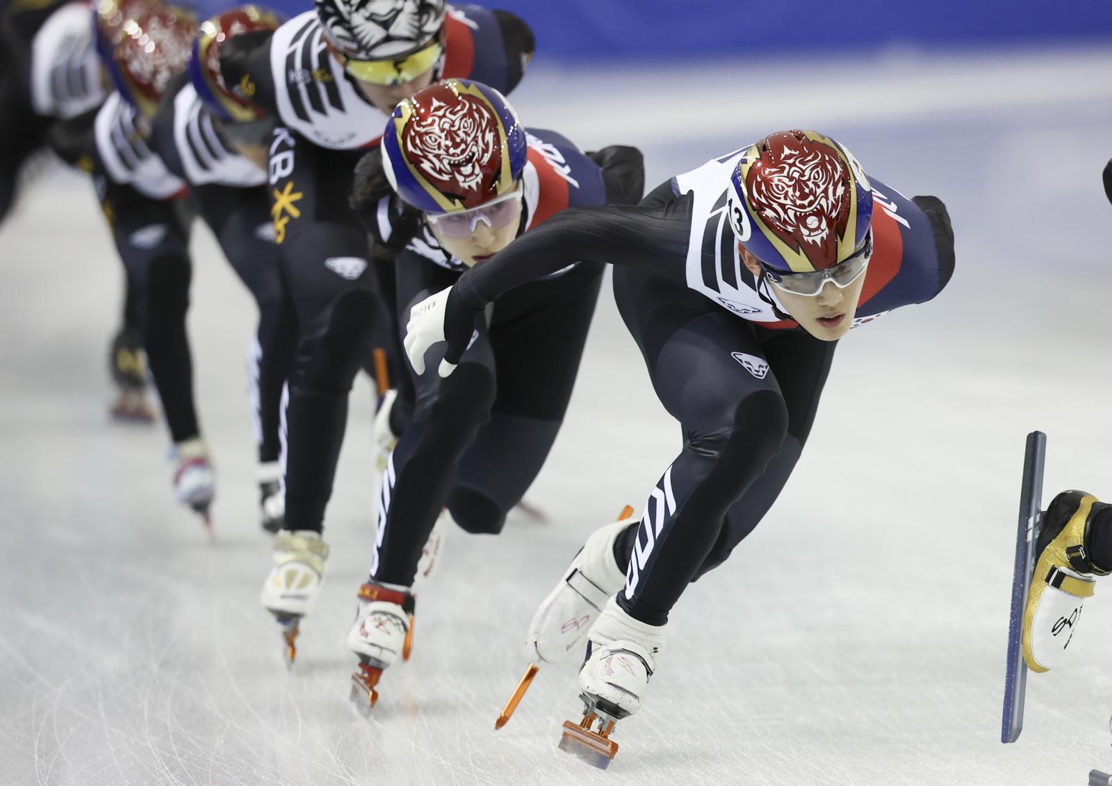 쇼트트랙 임종언(앞)과 최민정이 7일 충북 진천 국가대표선수촌에서 열린 밀라노코르티나 동계올림픽 D-30 미디어데이에서 훈련을 하고 있다. 2026.01.07. 뉴시스