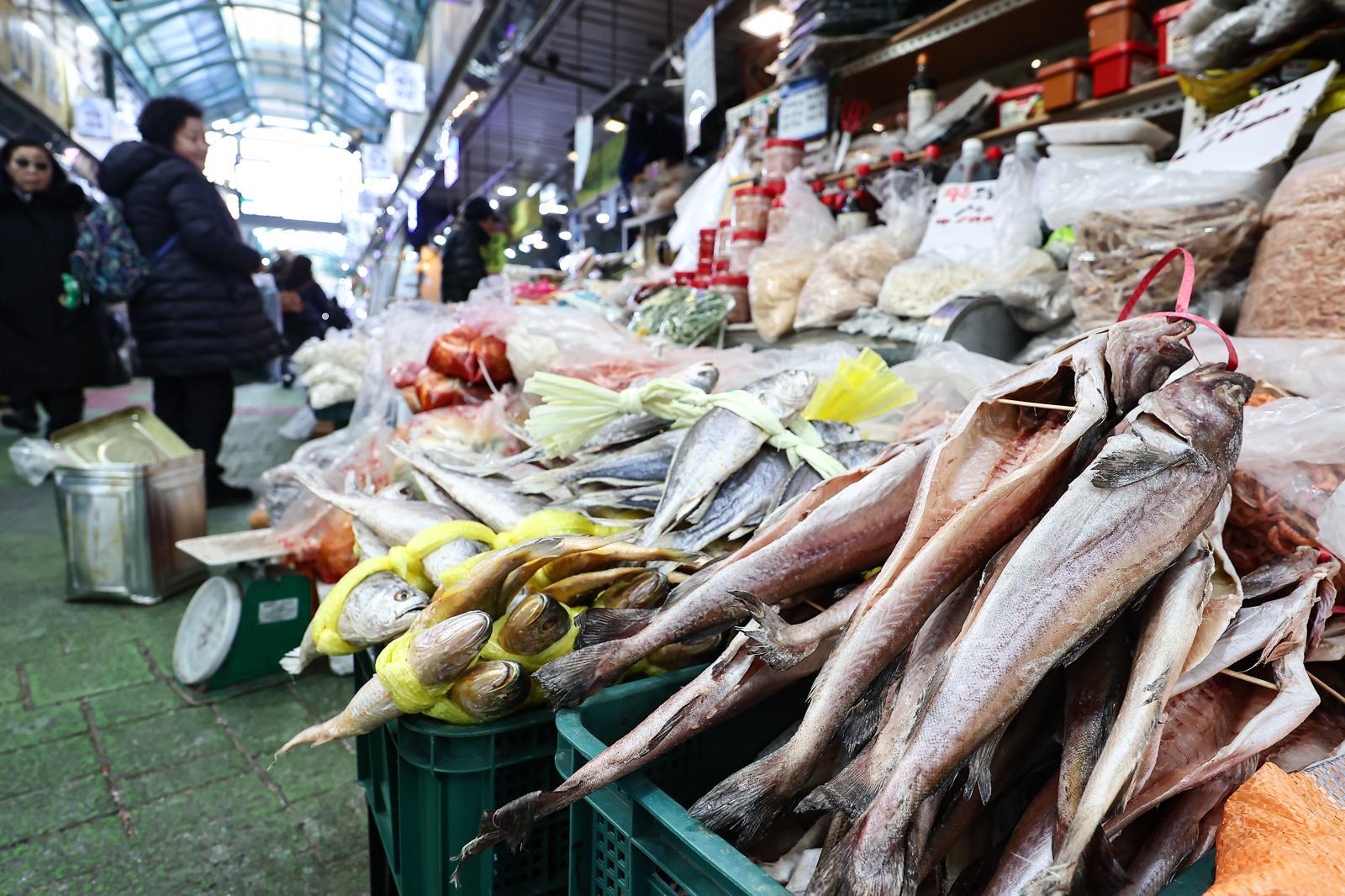 설을 앞둔 9일 서울 마포구 망원시장에서 시민들이 장을 보고 있다.  설 차례상 차림에 필요한 주요 성수품 구매 비용이 작년보다 4% 넘게 오른 것으로 나타났다.  서울시농수산식품공사가 9일 발표한 대형마트, 전통시장, 가락시장(가락몰) 등 25곳을 조사한 ‘설 차례상 차림 비용’을 보면 올해 설 전통시장 구매비용은 23만3782원으로 전년 대비 4.3% 상승했고 대형마트는 27만1228원으로 4.8% 올랐다. 2026.2.9/뉴스1