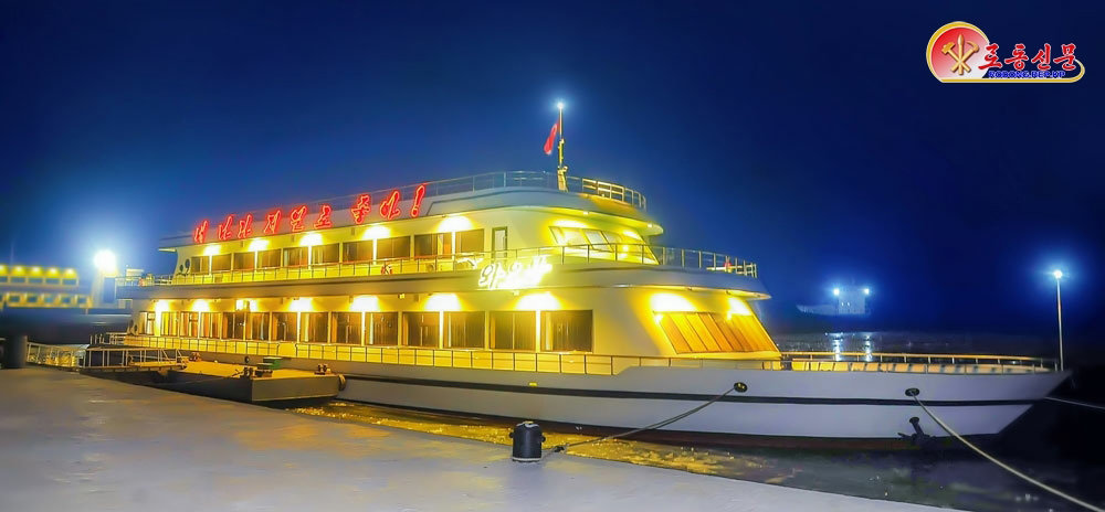 북한 노동당 기관지 노동신문은 7일 대동강에서 현대적인 봉사선 ‘와우봉’호가 띄워졌다고 보도했다. 평양 노동신문=뉴스1