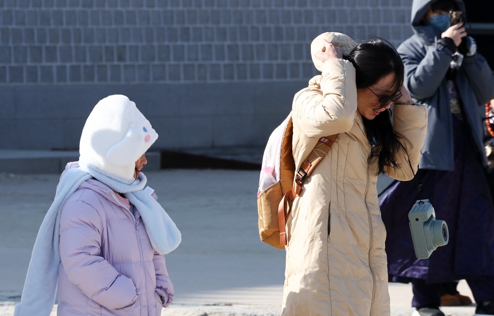 서울 종로구 경복궁에서 관람객들이 발걸음을 옮기고 있다. 2026.2.8 ⓒ 뉴스1