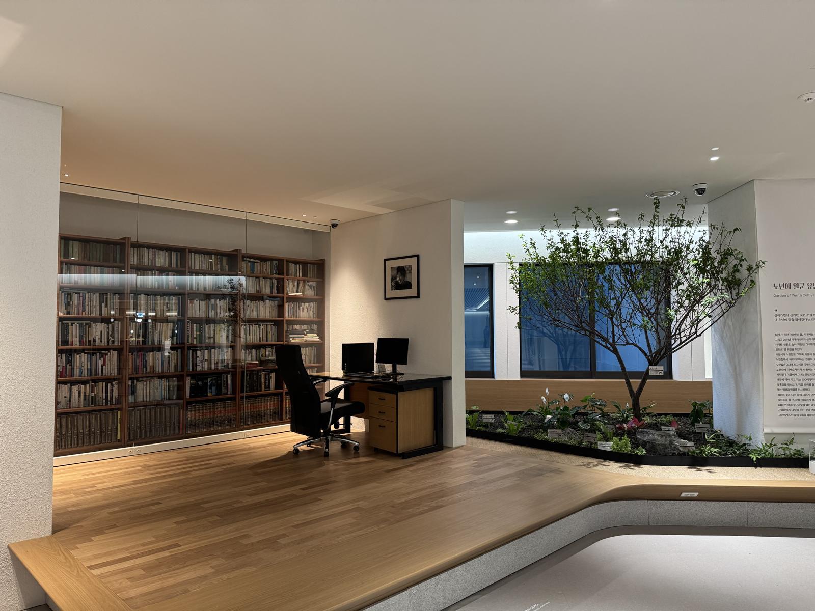 서울대 중앙도서관에 마련된 ‘박완서 아카이브’에 고 박완서 작가의 서재와 마당 정원이 재현돼 있다. 작가의 책장엔 시집이 두 줄 넘게 자리를 차지했고 괴테, 톨스토이 등의 문학 작품과 각종 비평서가 빼곡히 꽂혔다. 김소민 기자 somin@donga.com