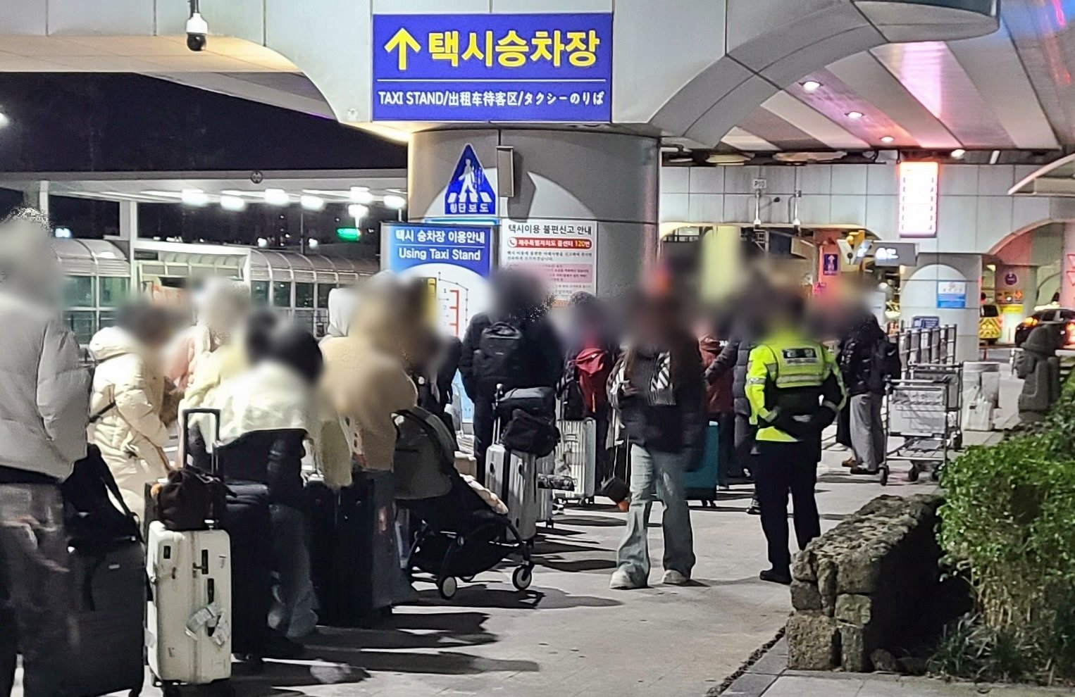 폭설이 강타한 9일 오후 경찰이 제주국제공항 택시승차장에서 대기 중인 체류객 300여명에 대해 안전 조치를 벌이고 있다. 제주경찰청 제공