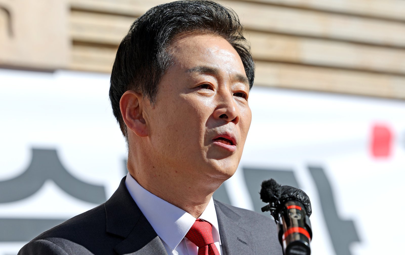 유영하 국민의힘 의원(대구 달서구갑)이 9일 대구 중구 인교동 삼성상회 옛터 앞에서 6·3 지방선거 대구시장 출마 선언 의사를 밝히고 있다. 2026.02.09 뉴시스