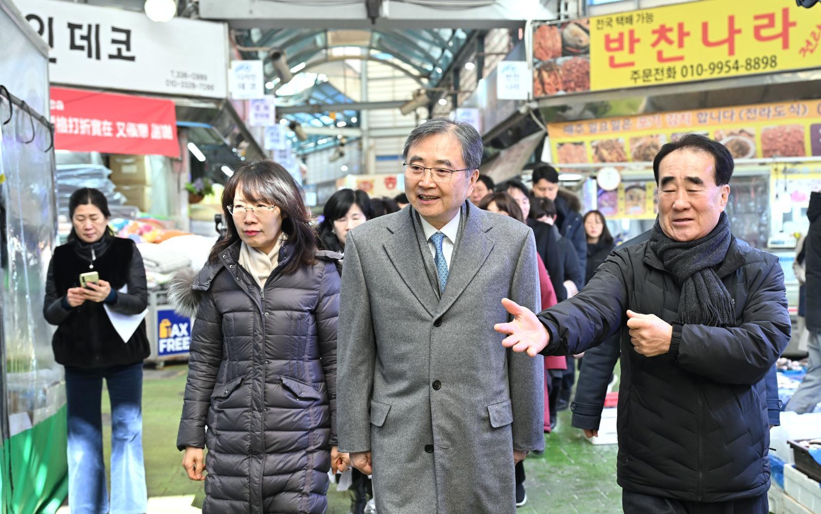 조현 외교부 장관은 9일 오전 설 명절을 맞아 마포구 소재 전통시장인 ‘망원동 월드컵시장’을 방문했다. 2026.02.09. 외교부 제공
