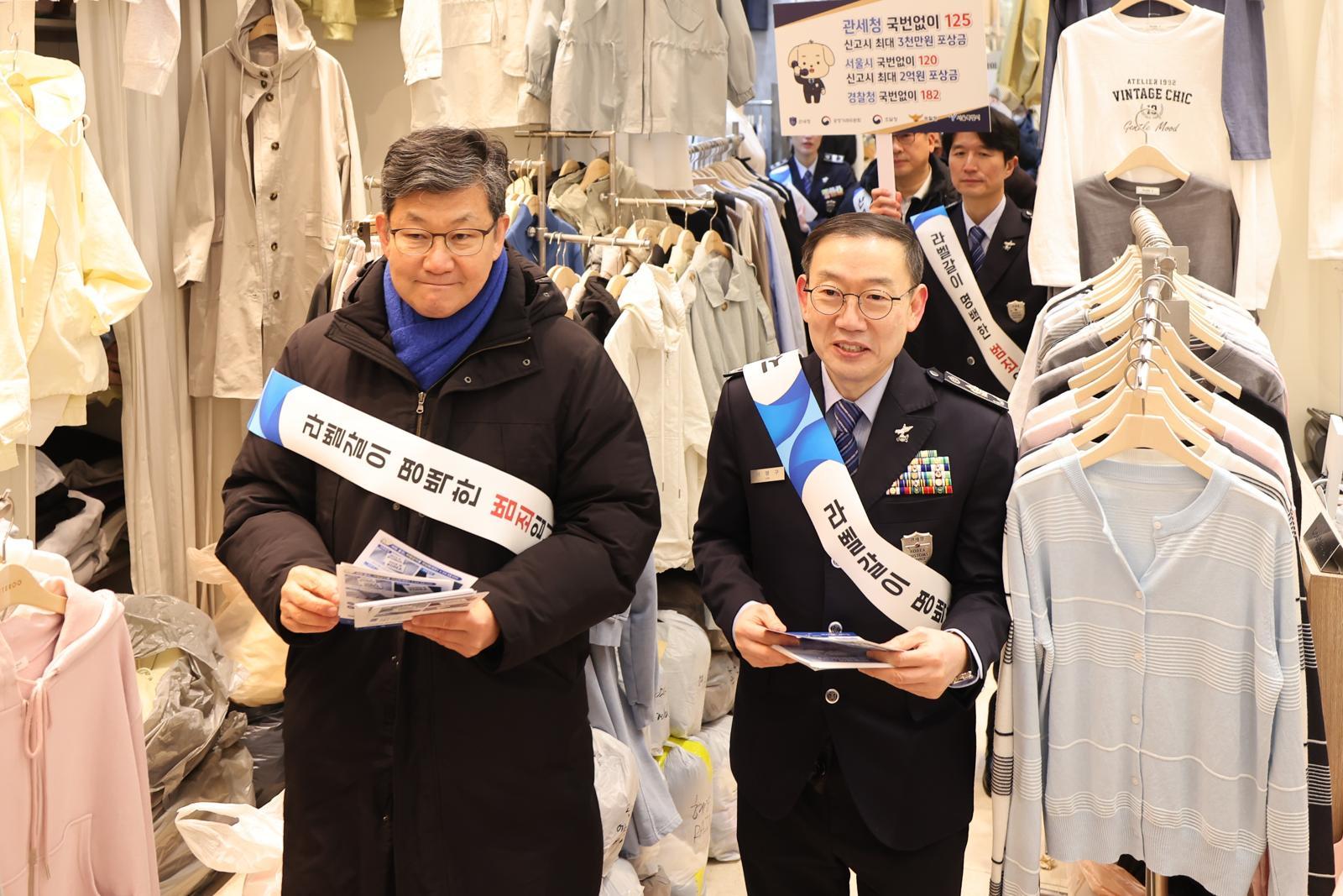 서울 동대문 도매상가에서 ‘라벨 갈이 근절 캠페인’을 하고 있는 이명구 관세청장(오른쪽). 관세청 제공