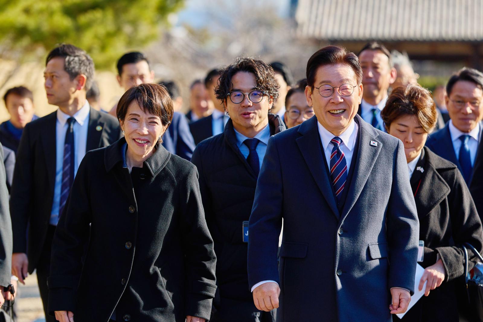 이재명 대통령이 14일(현지 시간) 다카이치 사나에 일본 총리과 함께 나라현의 대표 문화유적지인 호류지를 둘러보고 있다. 2026.01.14. 사진공동취재단