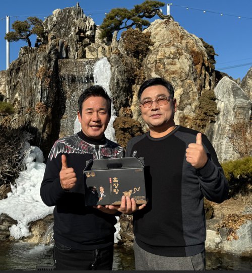 흑장탕 모델 가수 이병철(왼쪽)과 김재옥 대표. 사진=진황제 제공