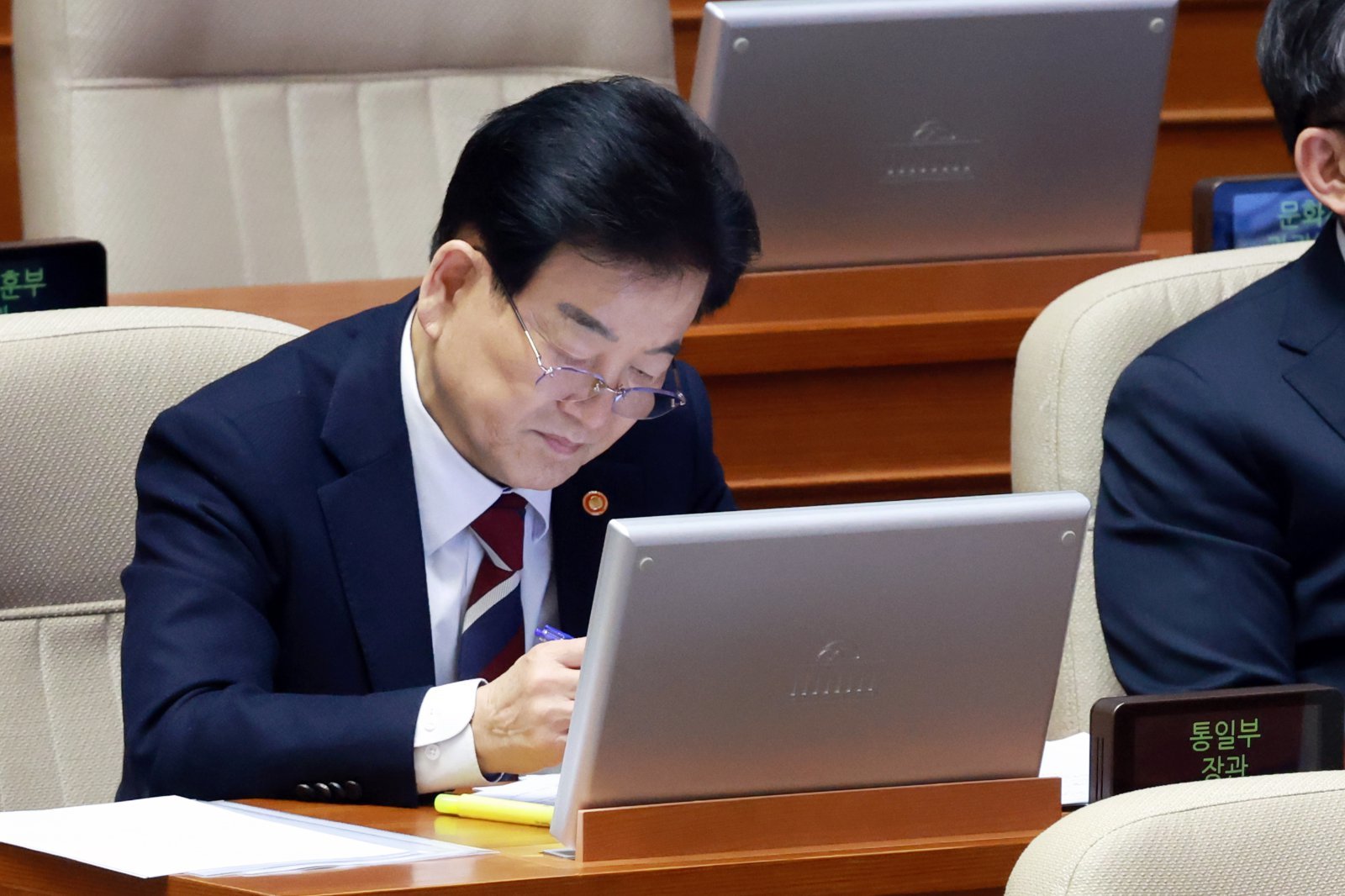 정동영 통일부 장관이 9일 서울 여의도 국회에서 열린 본회의 정치·외교·통일·안보 분야 대정부질문에서 자료를 검토하고 있다. 2026.02.09 뉴시스