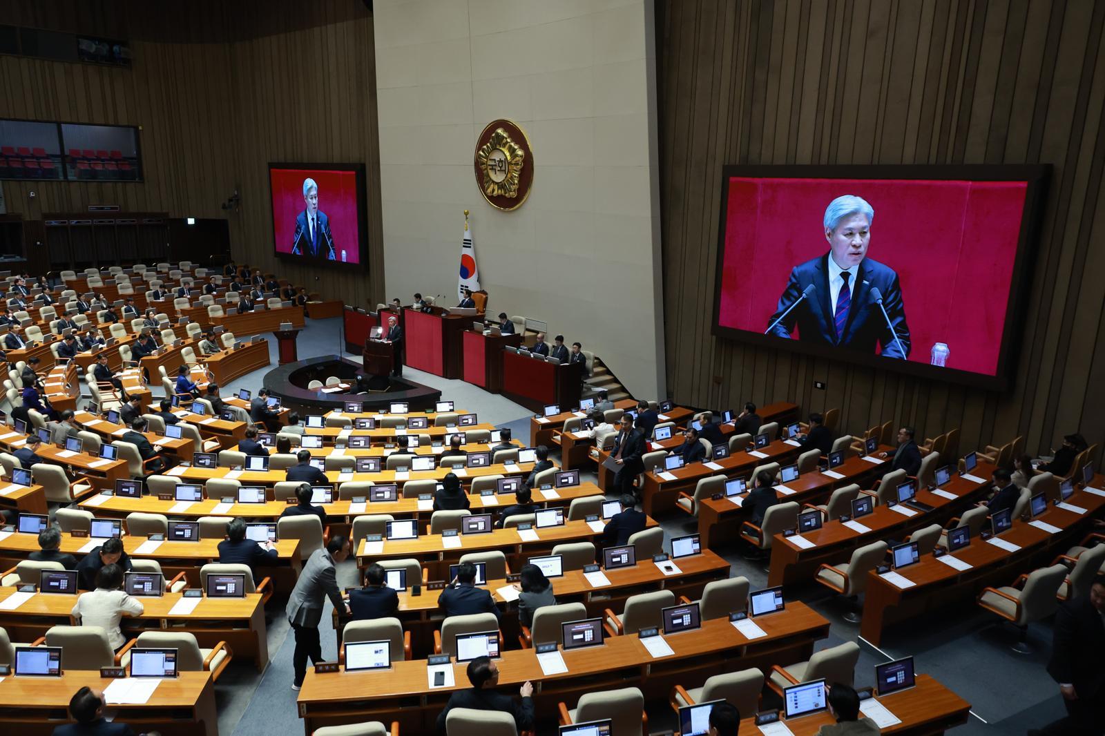 서왕진 조국혁신당 원내대표가 9일 서울 여의도 국회에서 열린 본회의에서 비교섭단체 대표연설을 하고 있다. 2026.02.09.뉴시스