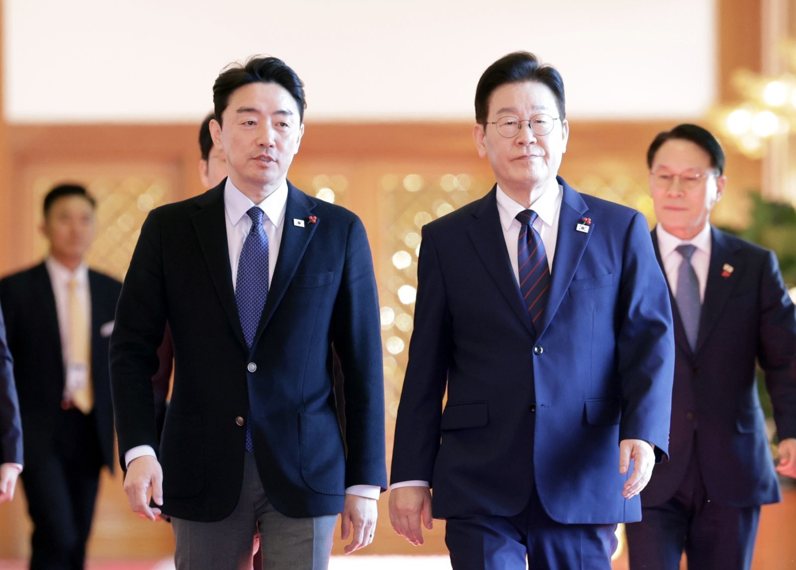 이재명 대통령과 강훈식 비서실장이 22일 청와대에서 열린 수석보좌관회의에 참석하고 있다. 2026.01.22 뉴시스