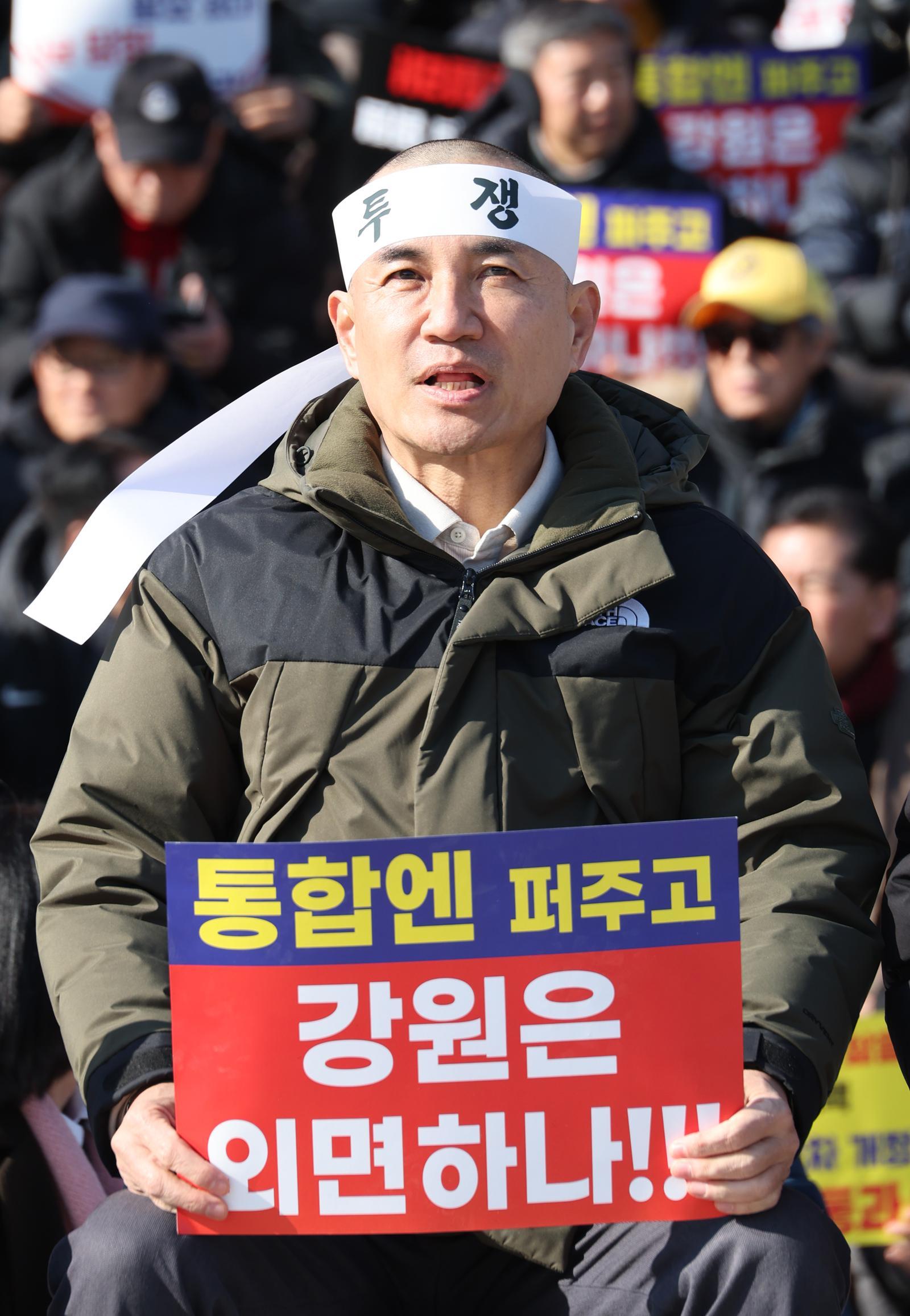 김진태 강원도지사가 9일 서울 여의도 국회 본청 앞에서 열린 강원특별법 3차 개정안 입법 촉구 대회에서 삭발 후 구호를 외치고 있다. 2026.2.9 뉴스1