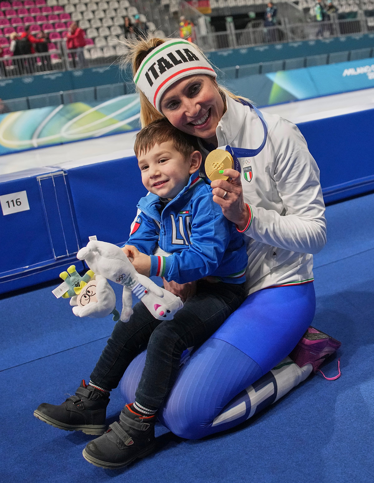 프란체스카 롤로브리지다가 8일 열린 2026 밀라노-코르티나담페초 겨울올림픽 스피드스케이팅 여자 3000m에서 금메달을 차지한 뒤 아들 톰마소 군을 안은 채 금메달을 들어 보이고 있다. 밀라노·시굴다·생모리츠=AP 뉴시스