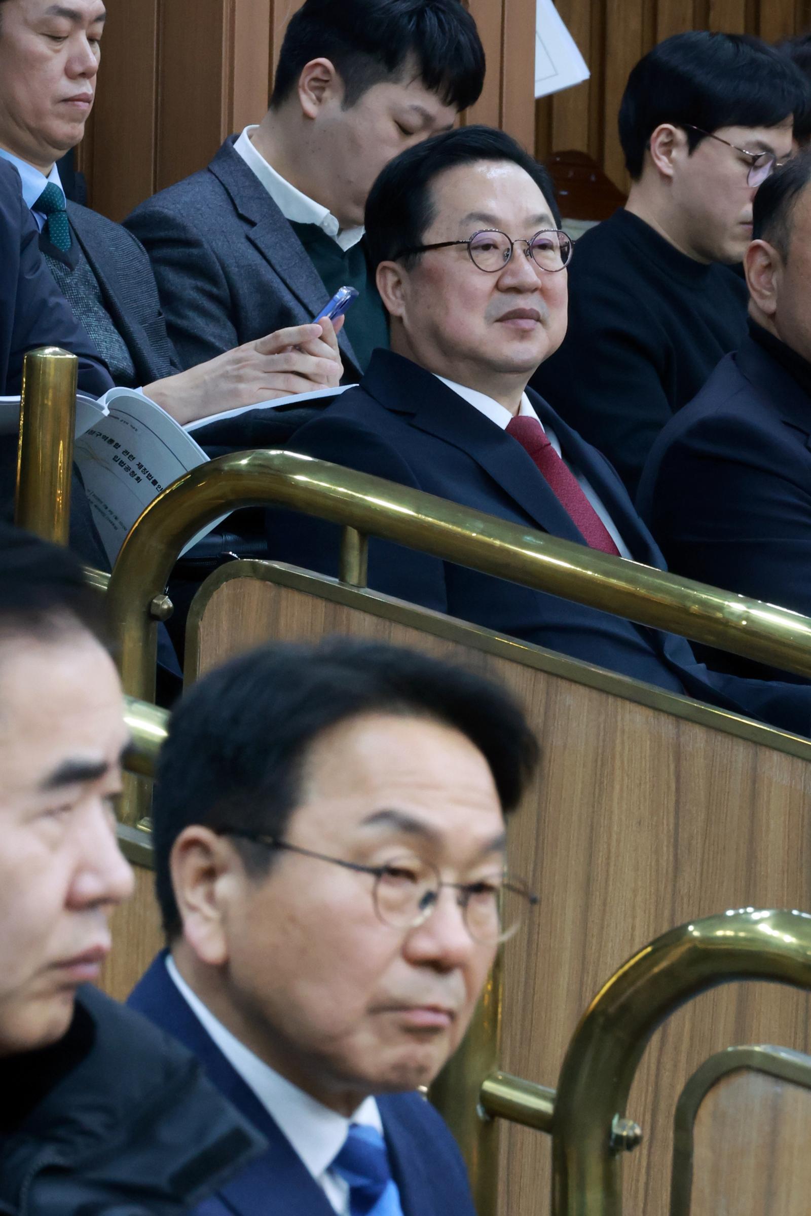 이장우 대전시장과 강기정 광주광역시장이 9일 서울 여의도 국회에서 열린 행정안전위원회 전체회의, 행정구역 통합 관련 제정법률안에 대한 입법공청회에서 방청인 자격으로 참석하고 있다. 2026.02.09. 뉴시스