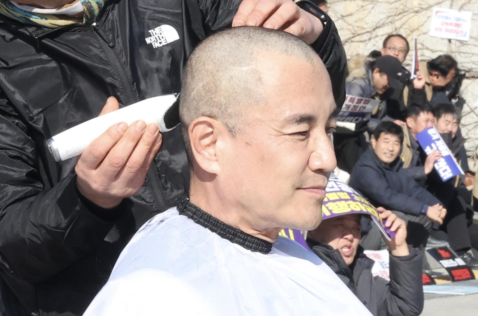 김진태 강원특별자치도 도지사가 9일 오후 서울 여의도 국회 본청 계단에서 열린 ‘강원특별법 3차 개정안의 조속한 입법’ 촉구 대회에서 삭발을 하고 있다.2026.02.09. 뉴시스