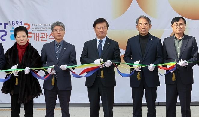 전북 정읍시 부전동에 조성된 복합 전시 공간 ‘정읍 국가유산 미디어아트관 1894 달하루’ 개관식에서 참석자들이 테이프 커팅을 하고 있다. 정읍시 제공
