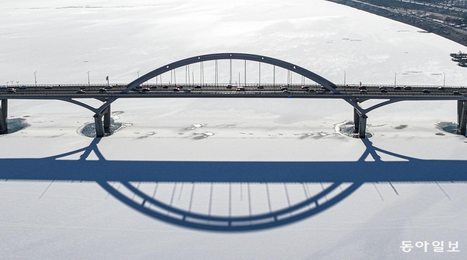 [포토에세이]겨울 강 위 두 개의 길