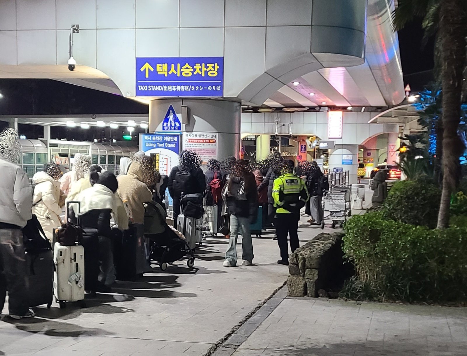 택시 기다리는 승객들(제주경찰 제공. 재판매 및 DB금지)/뉴스1