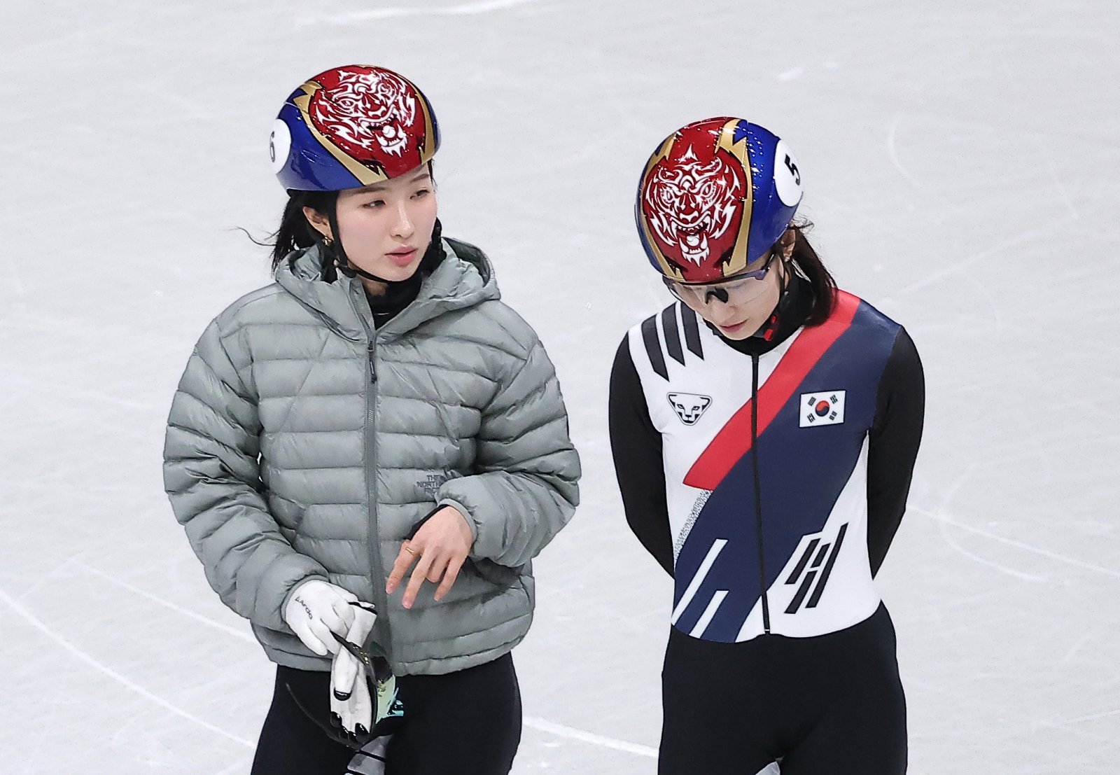쇼트트랙 대표팀의 최민정(오른쪽)과 김길리. 뉴스1