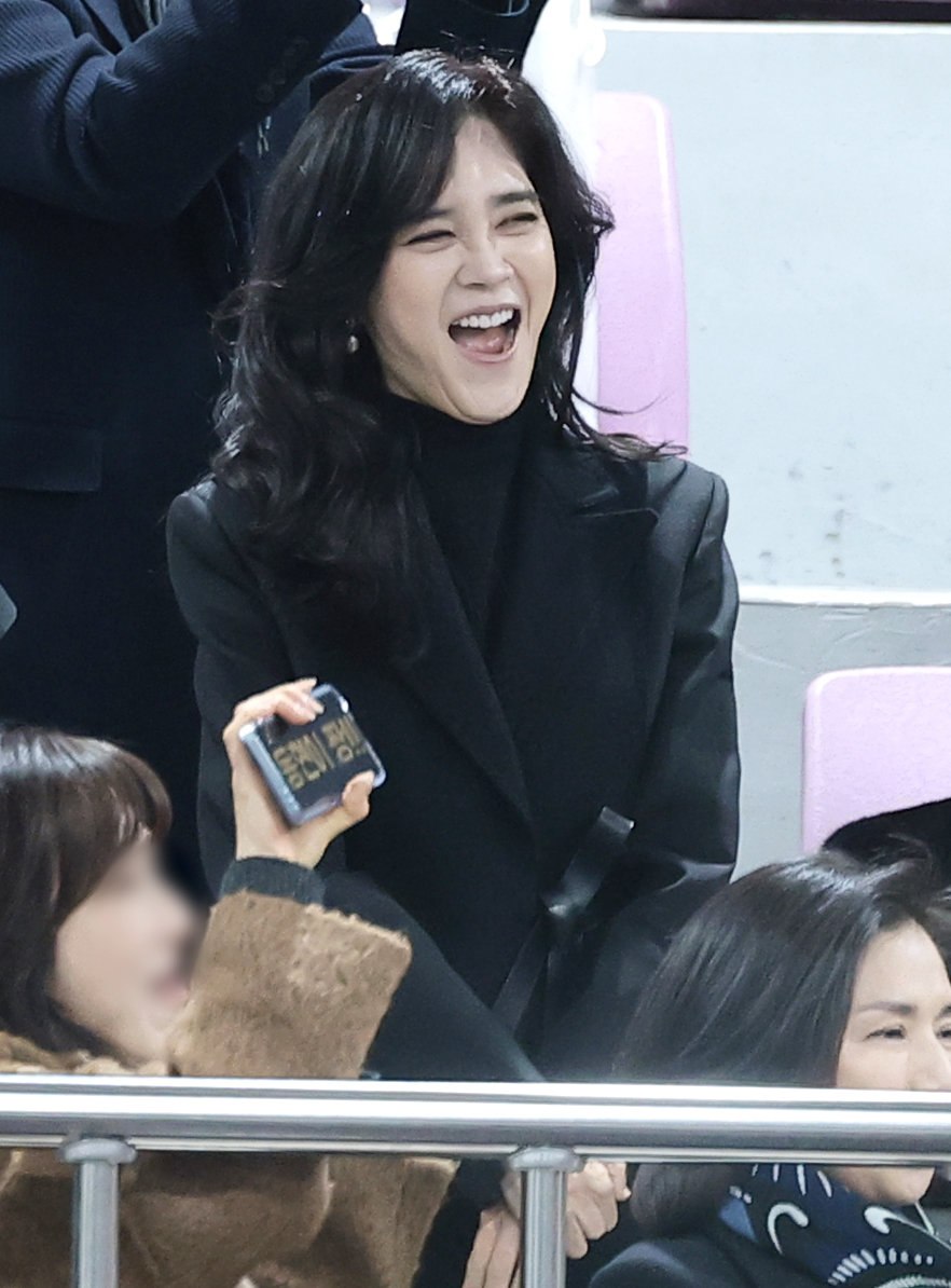 이부진 호텔신라 사장이 9일 서울 강남구 휘문고등학교에서 열린 아들 임동현군의 졸업식에 참석해 아들의 공연을 보며 환호하고 있다. 2026.2.9/뉴스1