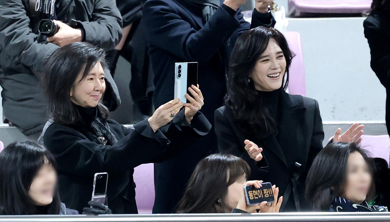 홍라영 전 삼성미술관 리움 총괄부관장(왼쪽)과 이부진 신라호텔 사징이 9일 서울 강남구 휘문고등학교에서 열린 임동현 군의 졸업식에 참석해 즐거운 시간을 보내고 있다. 2026.2.9/뉴스1