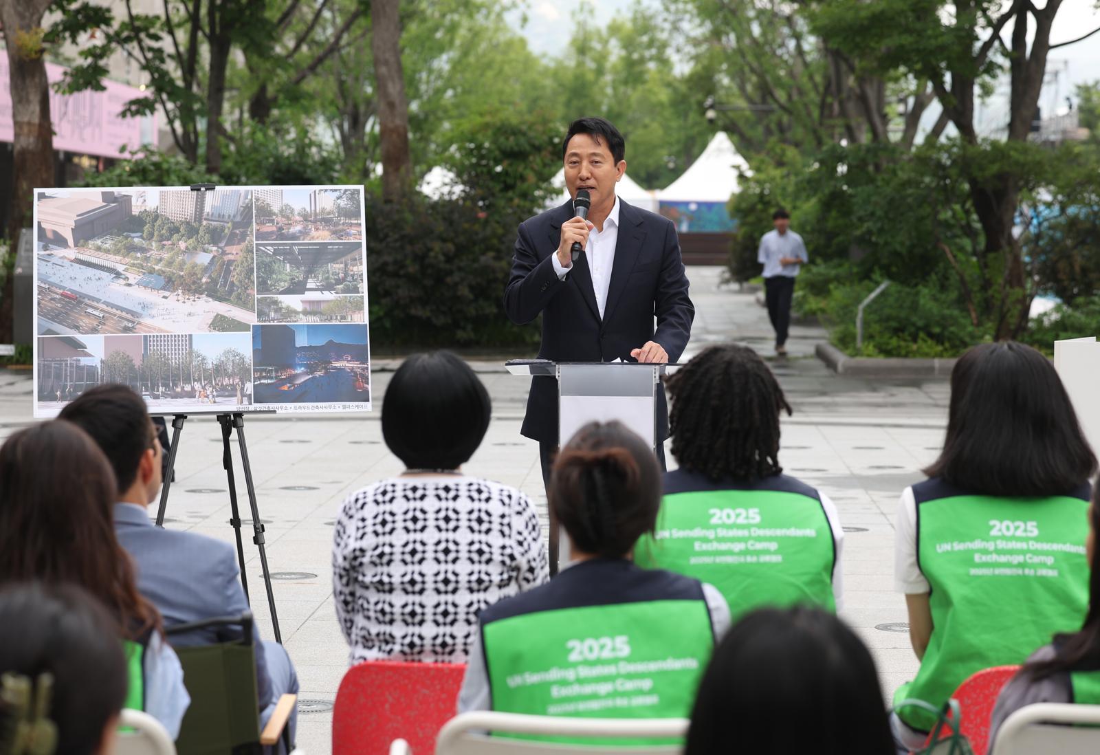 오세훈 서울시장이 8일 서울 종로구 광화문광장에서 ‘유엔 참전국 후손 교류캠프’에 참가 중인 6·25전쟁 참전국 후손들에게 ‘감사의 정원’을 소개하고 있다. 2025.06.08. 뉴시스