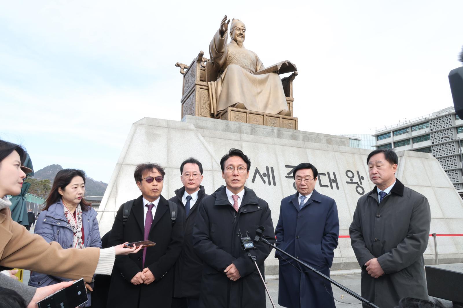 김민석 국무총리가 17일 오전 서울 종로구 광화문 광장 세종대왕 동상 앞에서 윤경로 신흥무관학교기념사업회 상임대표, 김삼열 독립유공자유족회 회장, 이건범 한글문화연대 대표, 방학진 민족문제연구소 기획실장 등과 함께 한국전쟁 참전국을 기리기 위해 조성하는 ‘감사의 정원’ 공사현장 주변을 둘러본 후 발언하고 있다. 2025.11.17. 뉴시스