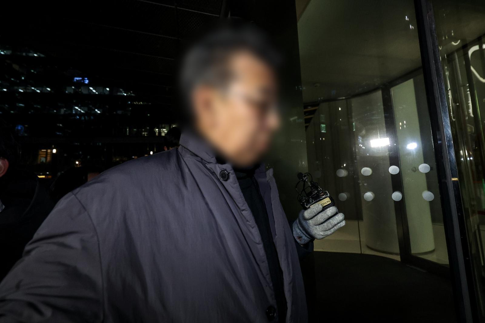 인천 강화군의 중증장애인 거주시설 ‘색동원’에서 제기된 성폭력 의혹 관련 여성 입소자들을 상대로 한 성폭력처벌법상 장애인 강간·강제추행 등의 혐의를 받는 시설장 A씨가 4일 서울 중구 서울경찰청 여성대상범죄특별수사팀에서 조사를 마친 뒤 나오고 있다. 2026.02.04. 뉴시스