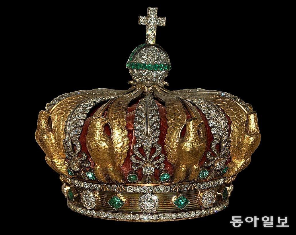 19일 프랑스 파리 루브르 박물관 절도 사건에서 도난당했다가 회수한 나폴레옹 3세의 아내인 외제니 황후의 왕관. 출처=위키피디아