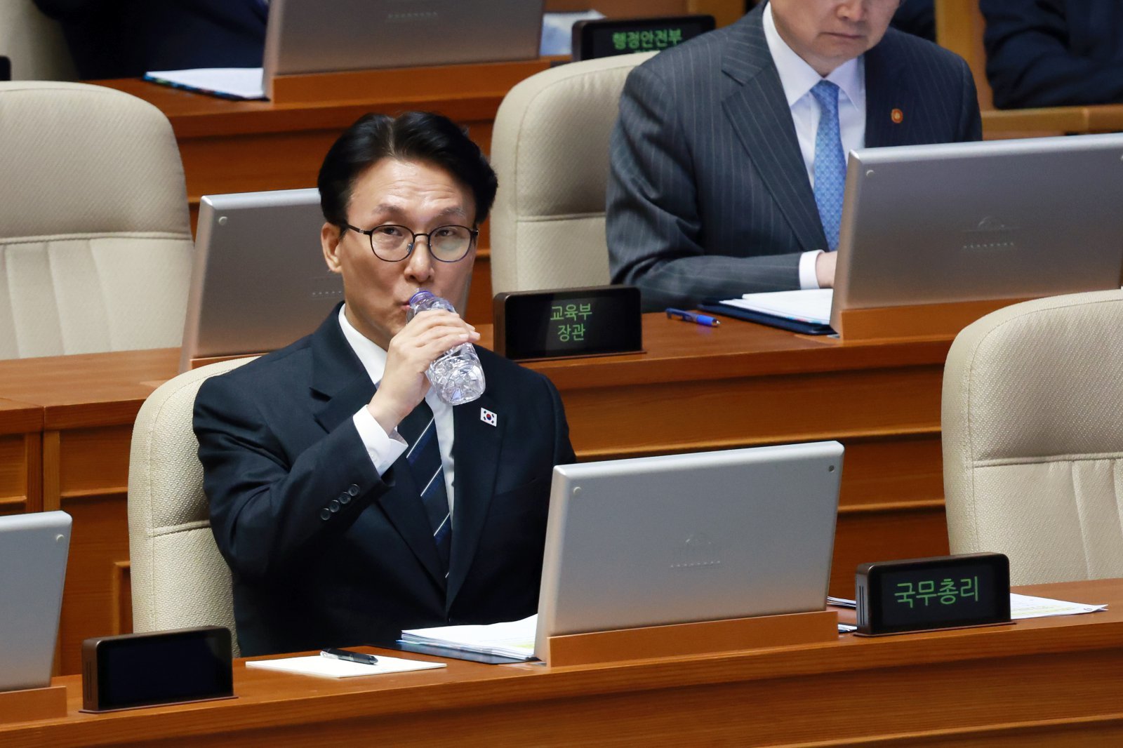 김민석 국무총리가 9일 서울 여의도 국회에서 열린 본회의 정치·외교·통일·안보 분야 대정부질문에서 물을 마시고 있다. 2026.02.09. 뉴시스