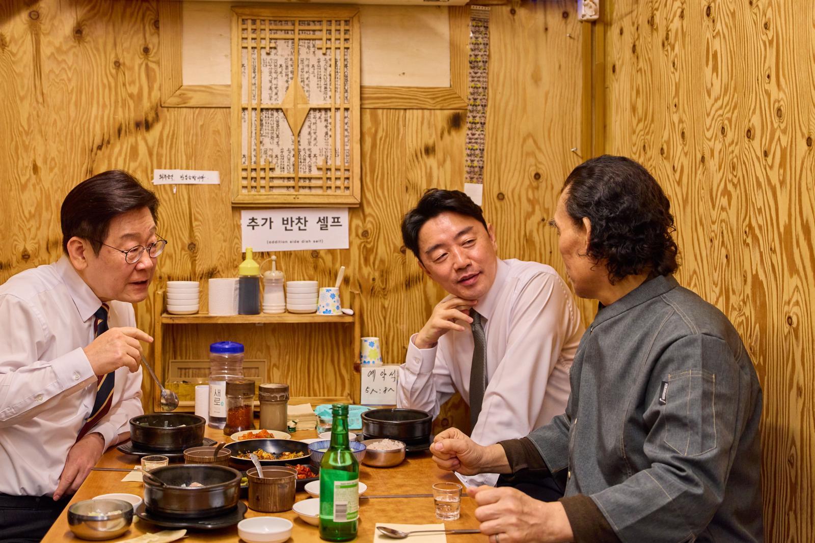 이재명 대통령이 9일 서울 종로구 통인시장 내 한 식당을 방문해 식당 주인과 식사를 하며 대화하고 있다. 청와대 제공