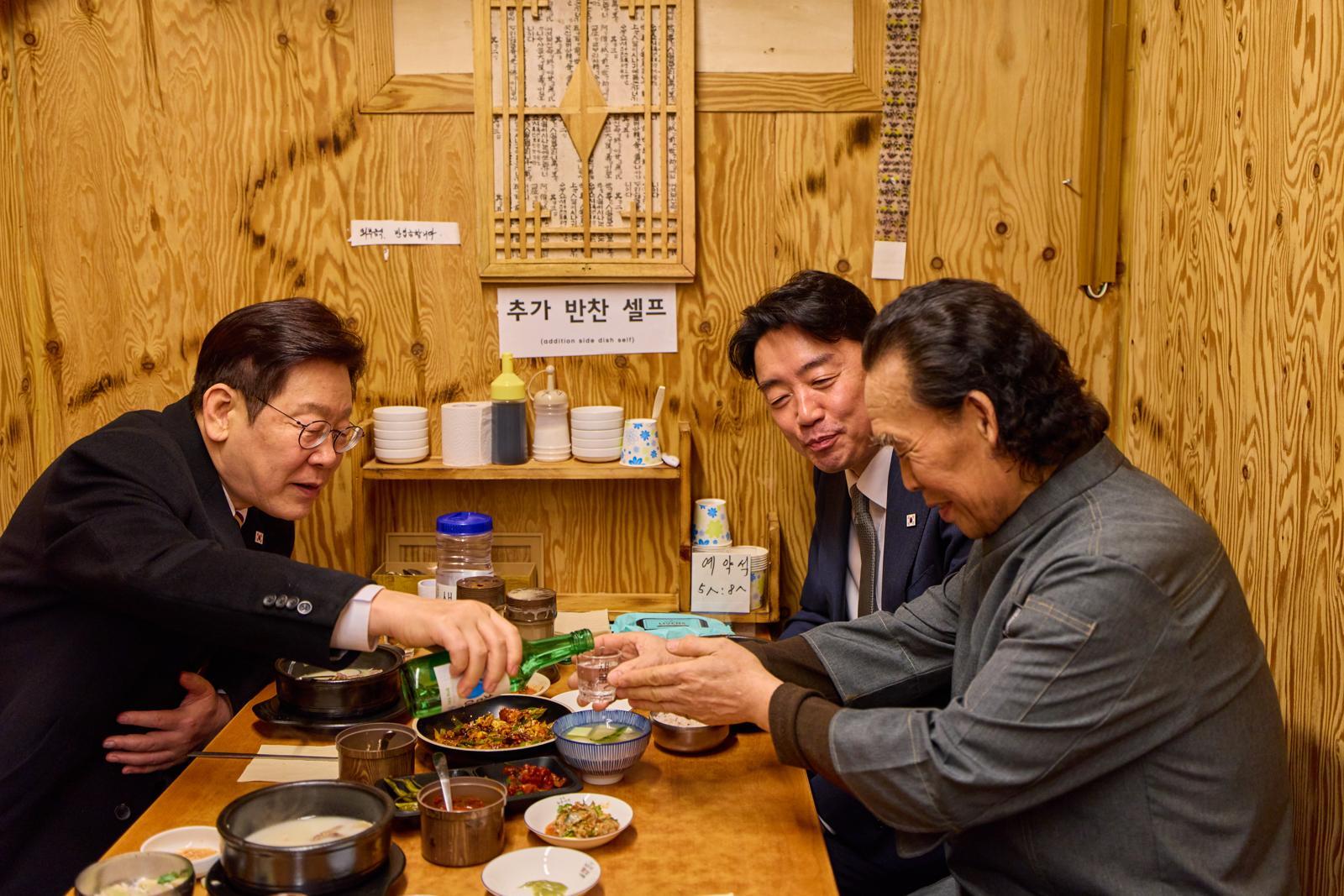 이재명 대통령이 9일 서울 종로구 통인시장의 한 식당을 방문해 상인과 대화하며 식사하고 있다. 청와대 제공