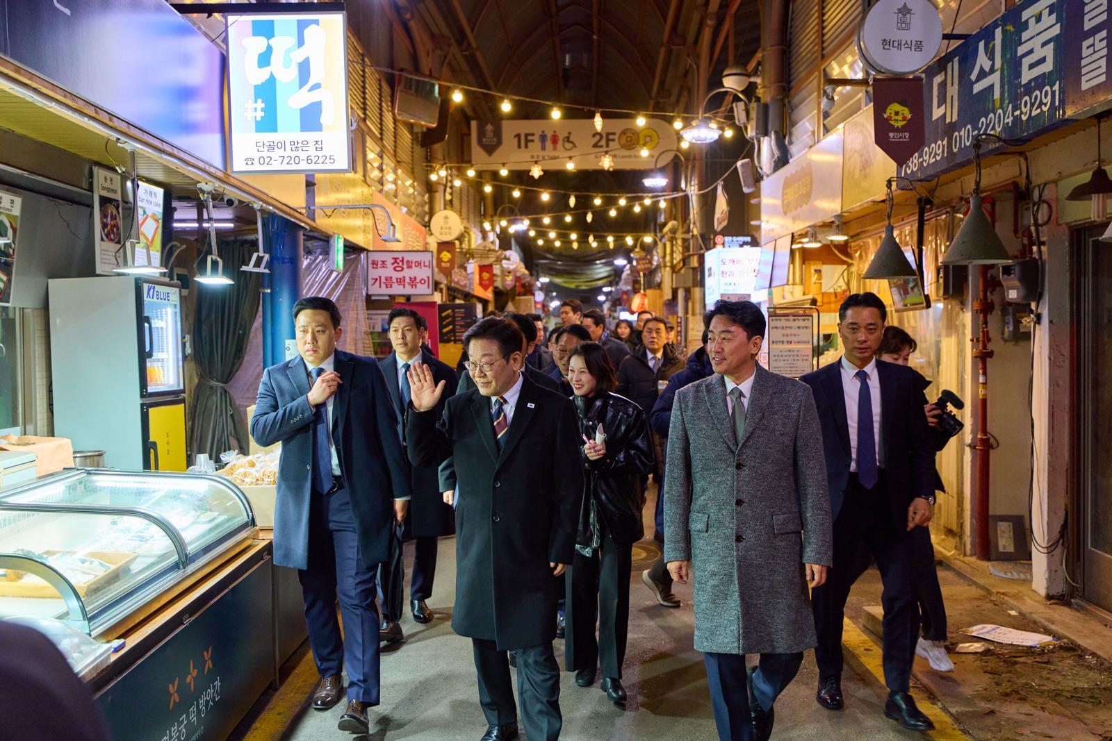 이재명 대통령이 9일 서울 종로구 통인시장을 방문해 상인들과 인사하고 있다. 청와대 제공