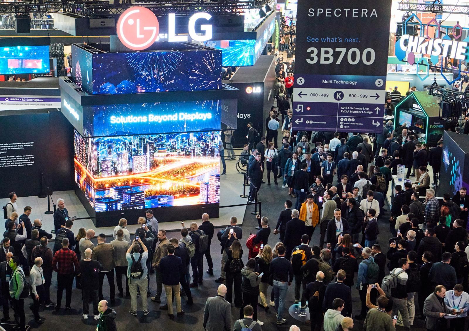 LG전자는 6일까지 스페인 바르셀로나에서 열린 ‘ISE 2026’에 참가해 B2B 고객 맞춤형 솔루션을 대거 선보였다. 관람객들이 전시관 입구에 설치된 LG전자 LED 디스플레이 대형 미디어 파사드 영상을 체험하고 있다.