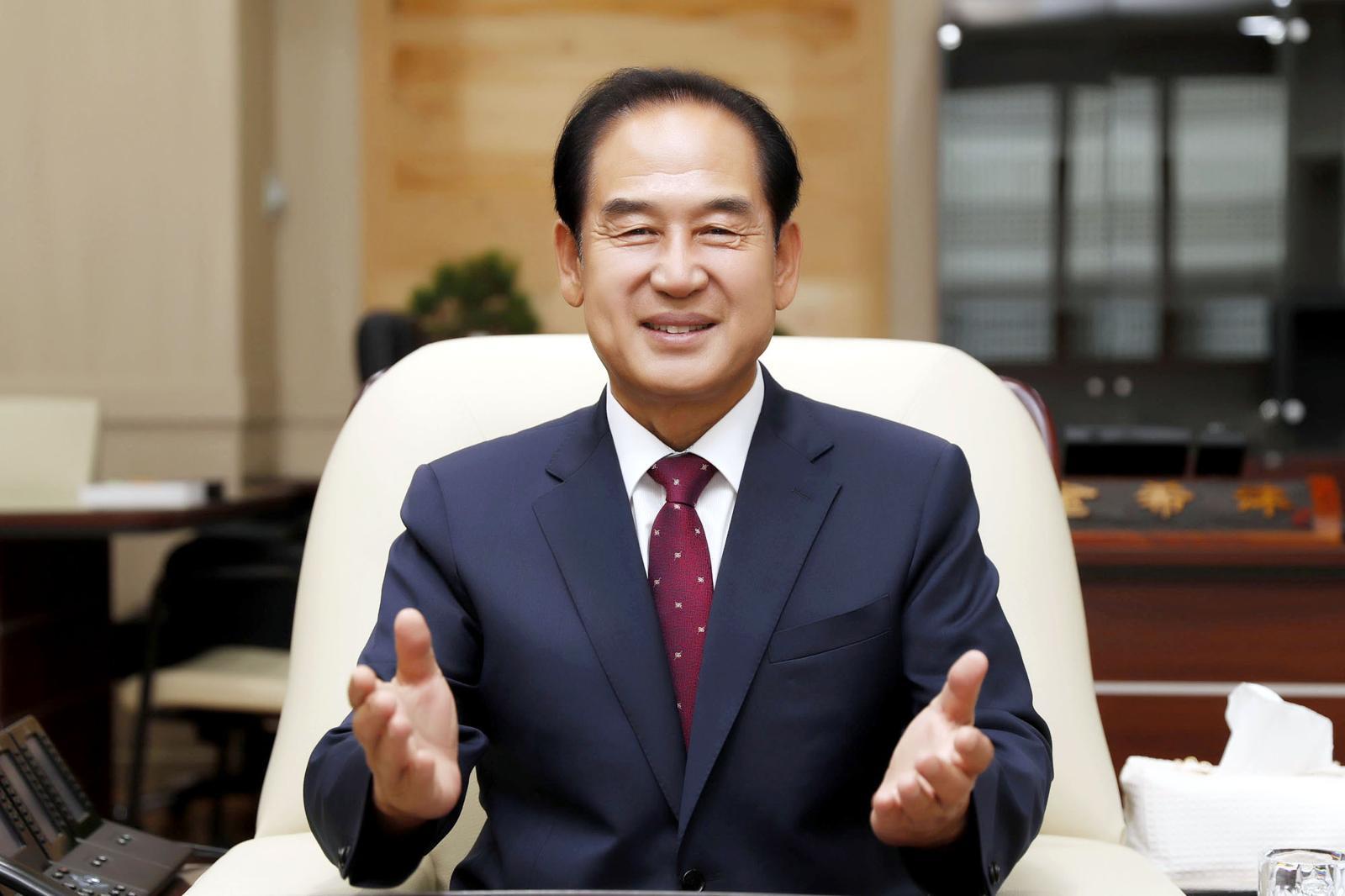 김희수 진도군수가 군민과의 대화 현장에서 민원인에게 “개X의 새X” 등 욕설과 반말을 퍼부었다. ⓒ뉴시스