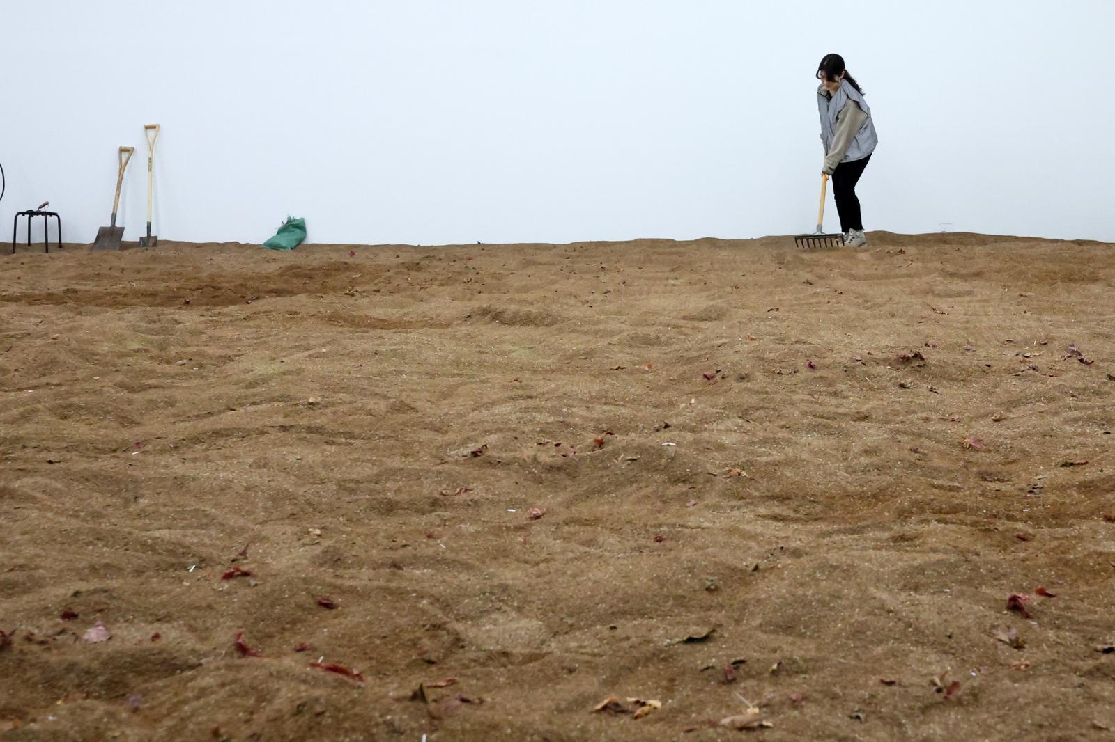 국립현대미술관 ‘소멸의 시학’전에 전시된 아사드 라자의 ‘흡수’. 서울에서 나온 폐기물로 토양을 만들었다. 분해와 소멸에 내재된 특성을 강조한 작품으로, 관람객은 이 흙을 조금씩 집에 가져갈 수 있다. 뉴시스