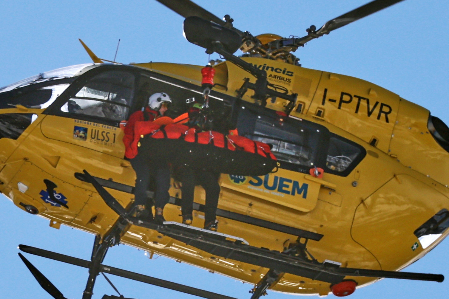 본이 8일 열린 2026 밀라노-코르티나담페초 겨울올림픽 알파인 스키 여자 활강 경기 도중 크게 다쳐 헬기로 이송되는 모습. 본은 헬기에서 존슨에게 응원을 전했고, 존슨은 생애 첫 올림픽 금메달을 획득했다. 코르티나담페초=AP 뉴시스