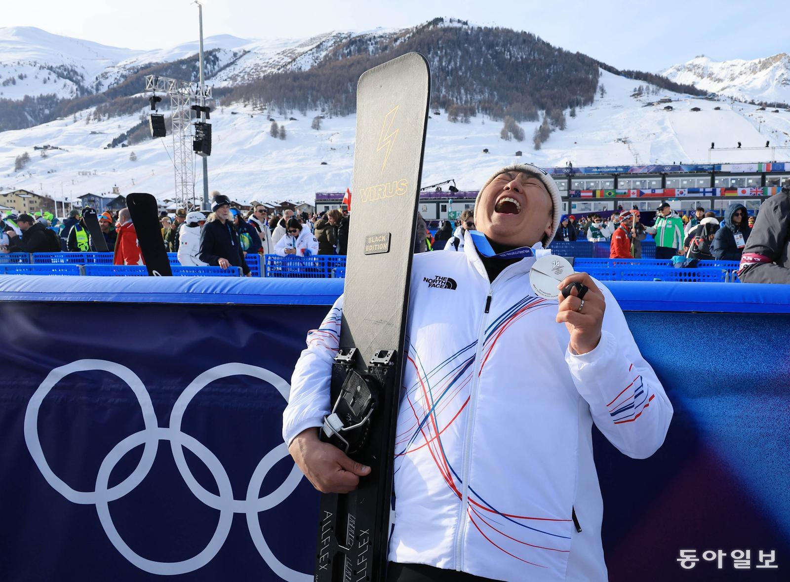 2026 밀라노-코르티나담페초 겨울올림픽에 출전한 한국 선수단 중 가장 나이가 많은 김상겸(37)이 8일 이탈리아 리비뇨 스노파크에서 열린 스노보드 남자 평행대회전 시상식 때 은메달을 들어 보이며 포효하고 있다. 리비뇨=전영한 기자 scoopjyh@donga.com