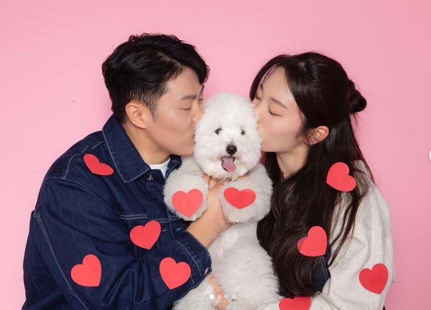 개인 첫 올림픽 메달을 목에 건 김상겸은 가장 먼저 아내 박한솔 씨를 떠올렸다. 김상겸과 박 씨가 반려견 도일이를 안고 있는 모습. 김상겸 인스타그램 캡처