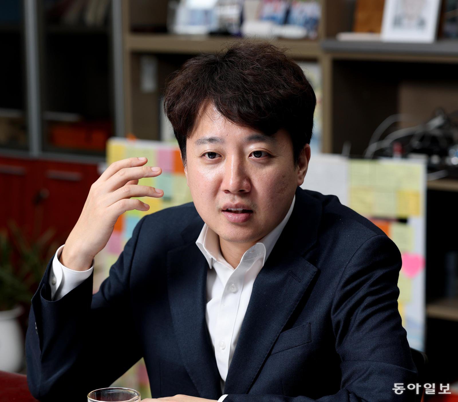 개혁신당 이준석 대표가 9일 서울 여의도 국회 의원회관에서 동아일보와 인터뷰를 하고 있다. 이 대표는 한탕주의와 검찰주의를 보수 몰락의 원인으로 지목하며 “정치를 모르고, 정치를 경험하지 않고, 정치로 풀어나가는 것을 모르는 사람들이 보수를 휘둘러서 망하게 했다”고 말했다. 변영욱 기자 cut@donga.com