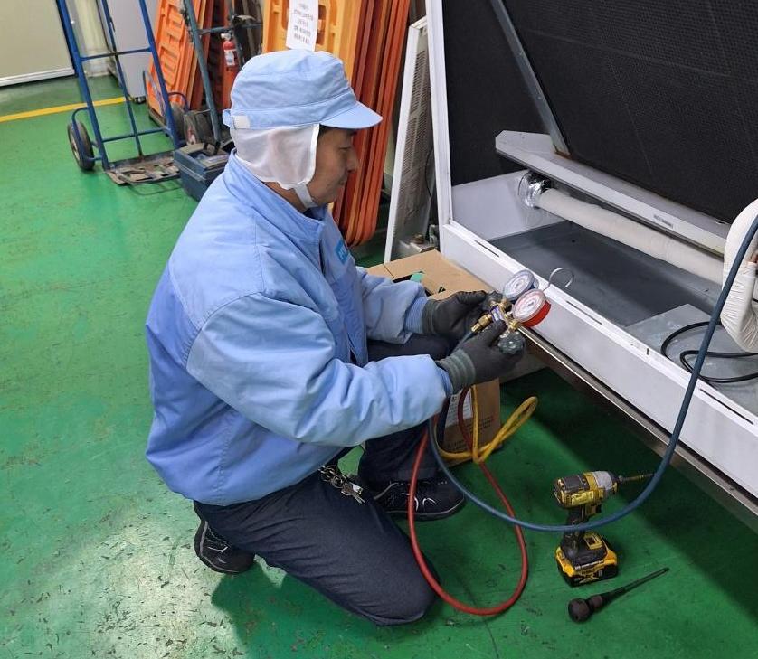 강원 원주시 우산동 삼양식품 공장에서 설비 담당 직원 이동호 씨가 장비 안전 점검을 하고 있다. 이 씨는 대학 졸업 후 정보기술(IT) 업계에서 수년간 근무했으나 직무 수명 등을 고려해 퇴사했고, 한국폴리텍대 산업설비과에 진학한 뒤 재취업했다. 한국폴리텍대 제공