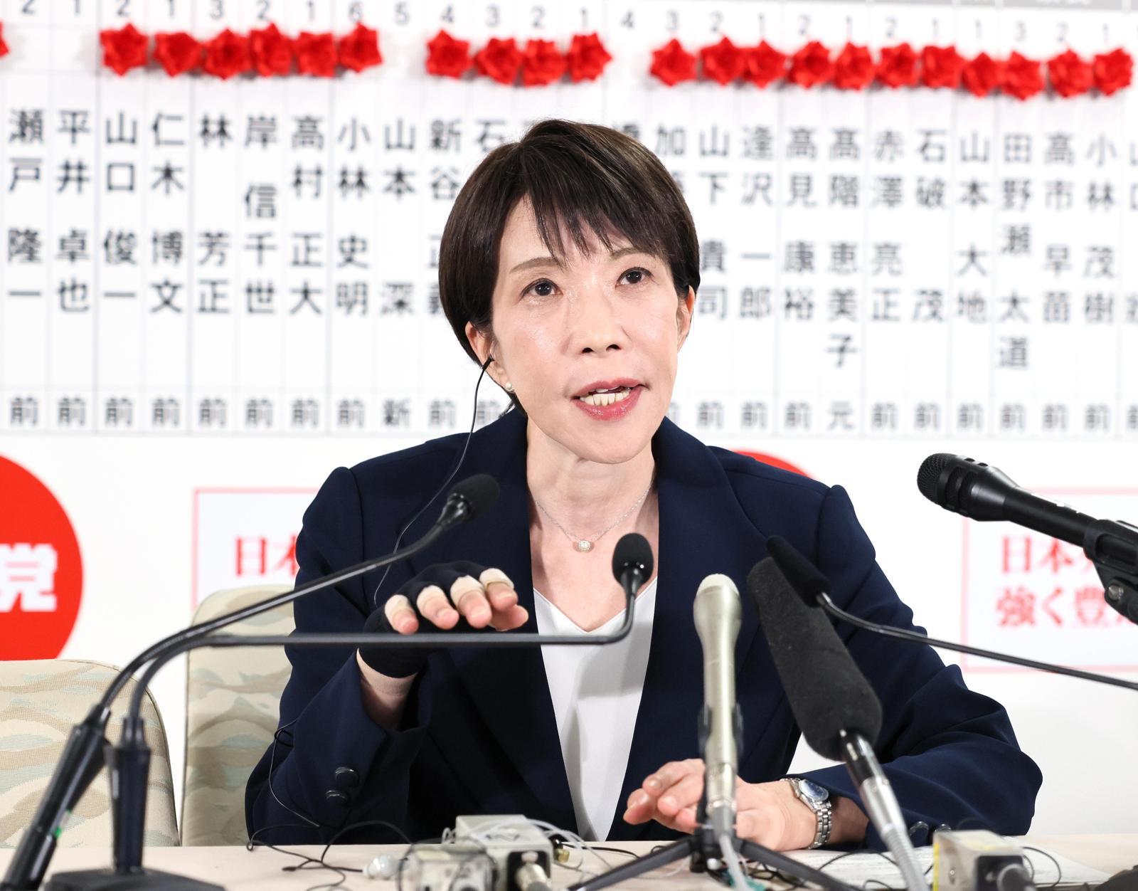 일본 중의원 선거가 치러진 8일 다카이치 사나에 일본 총리가 도쿄 자민당 본부에서 기자회견을 열고 있다. 자민당은 이번 선거에서 465석 중 316석을 얻어 단일 정당 기준 최다 의석 기록을 경신했다. 지난해 10월 집권 후 높은 지지율을 유지하고 있는 다카이치 총리의 조기 총선 승부수가 통했다는 평가가 나온다. 아사히신문 제공